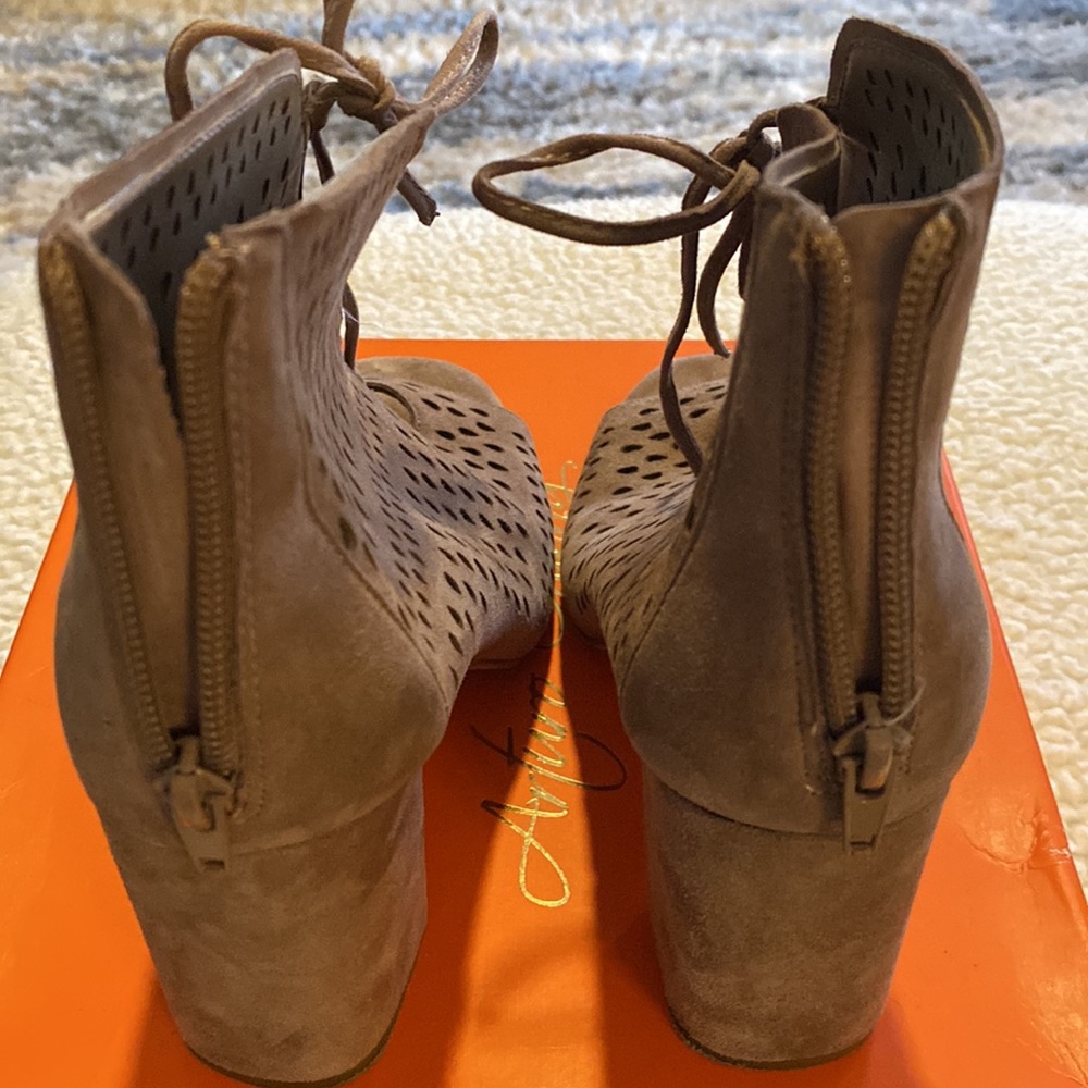 Laser Cut Booties - Picture 7 of 8